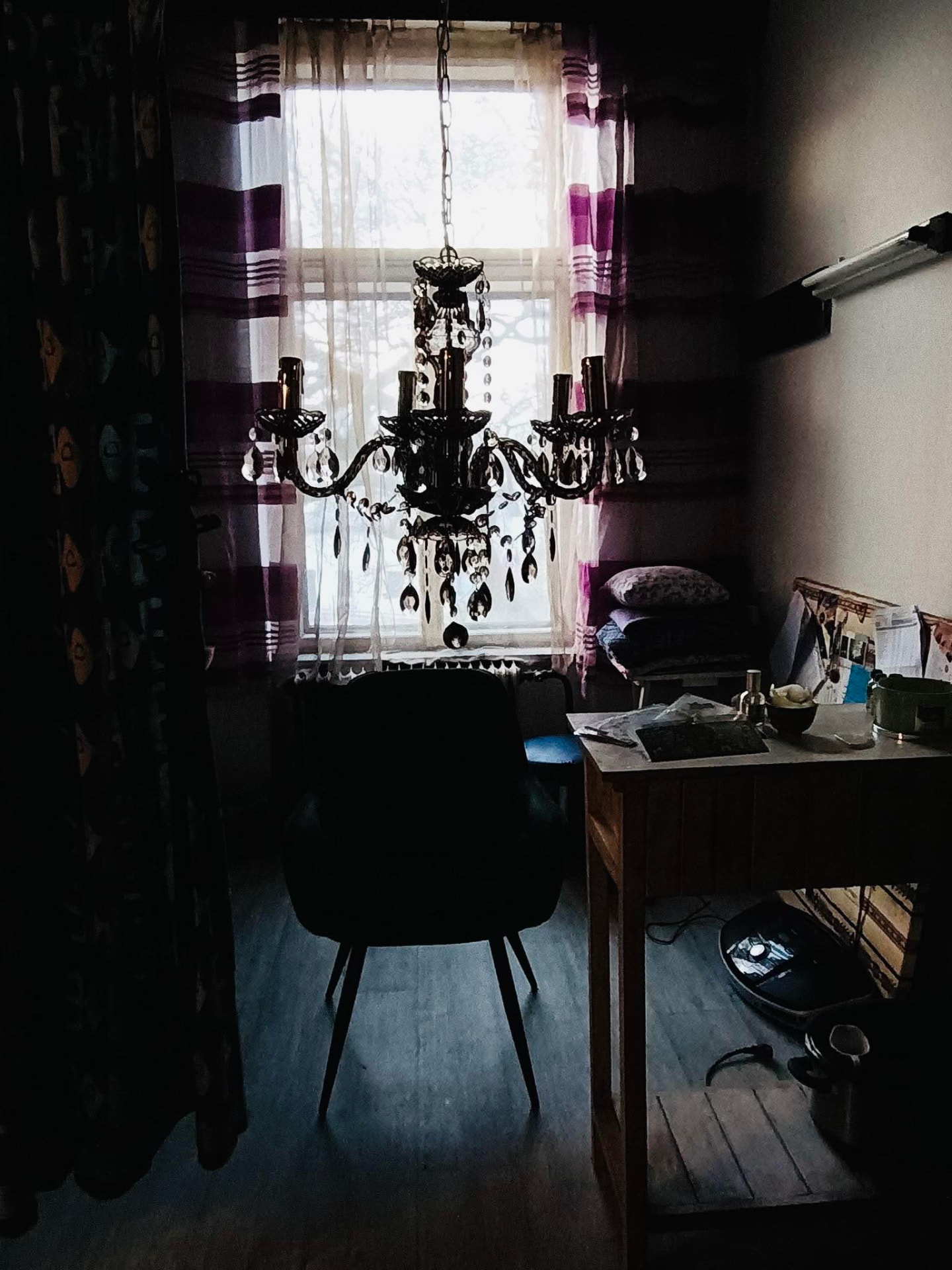 Prostor studia Kateřiny Horákové s křišťálovým lustrem